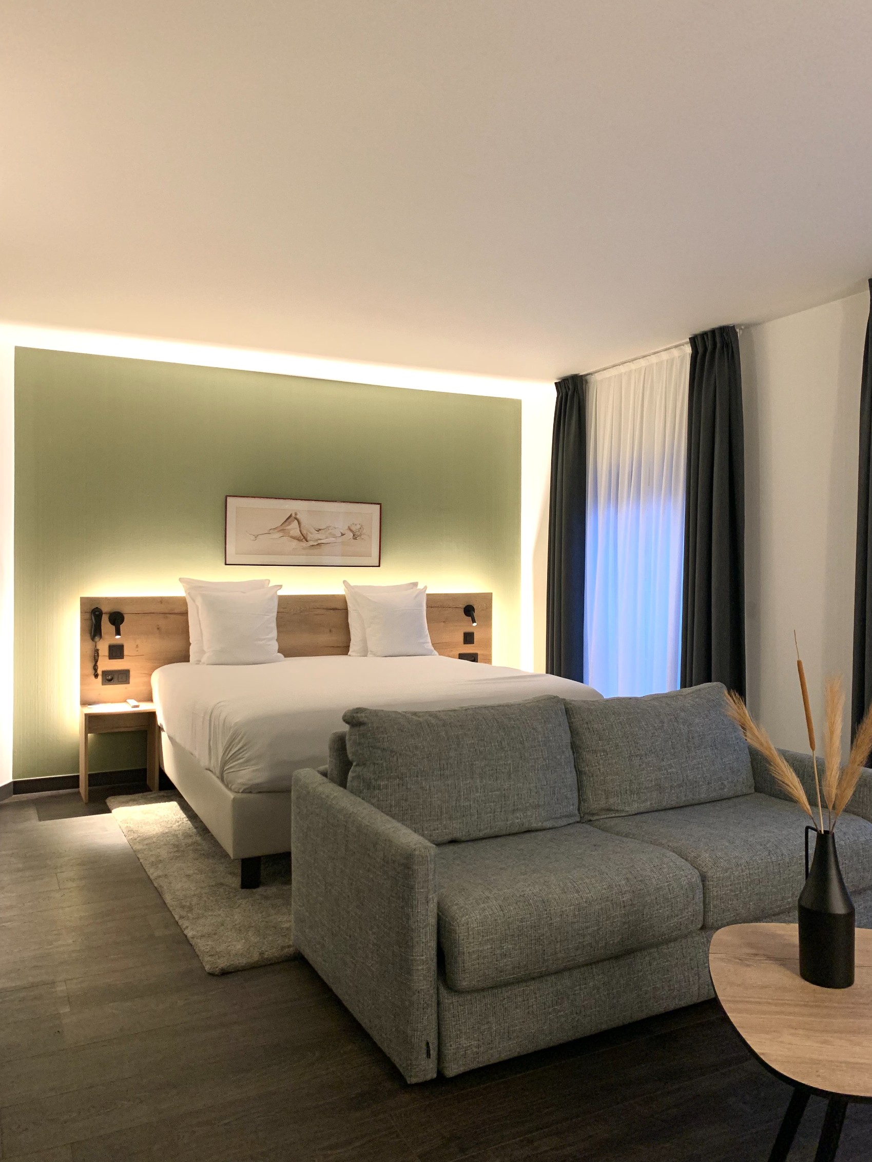 Familiekamer met dubbel bed, zithoek en sfeerverlichting